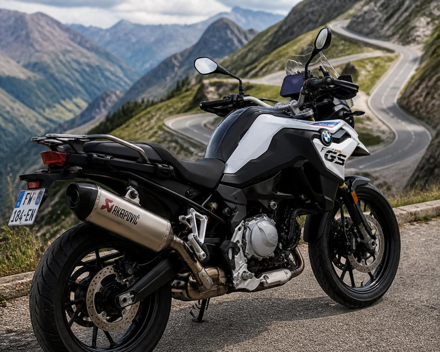 découvrez quel échappement akrapovic choisir pour optimiser les performances de votre bmw f 750 gs et booster votre trail avec style et puissance.