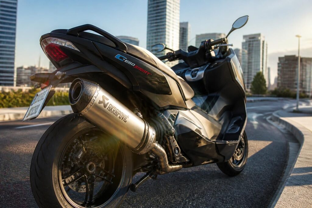 découvrez comment l'échappement akrapovic améliore la performance et le son de la bmw c600 sport pour une expérience de conduite optimale.