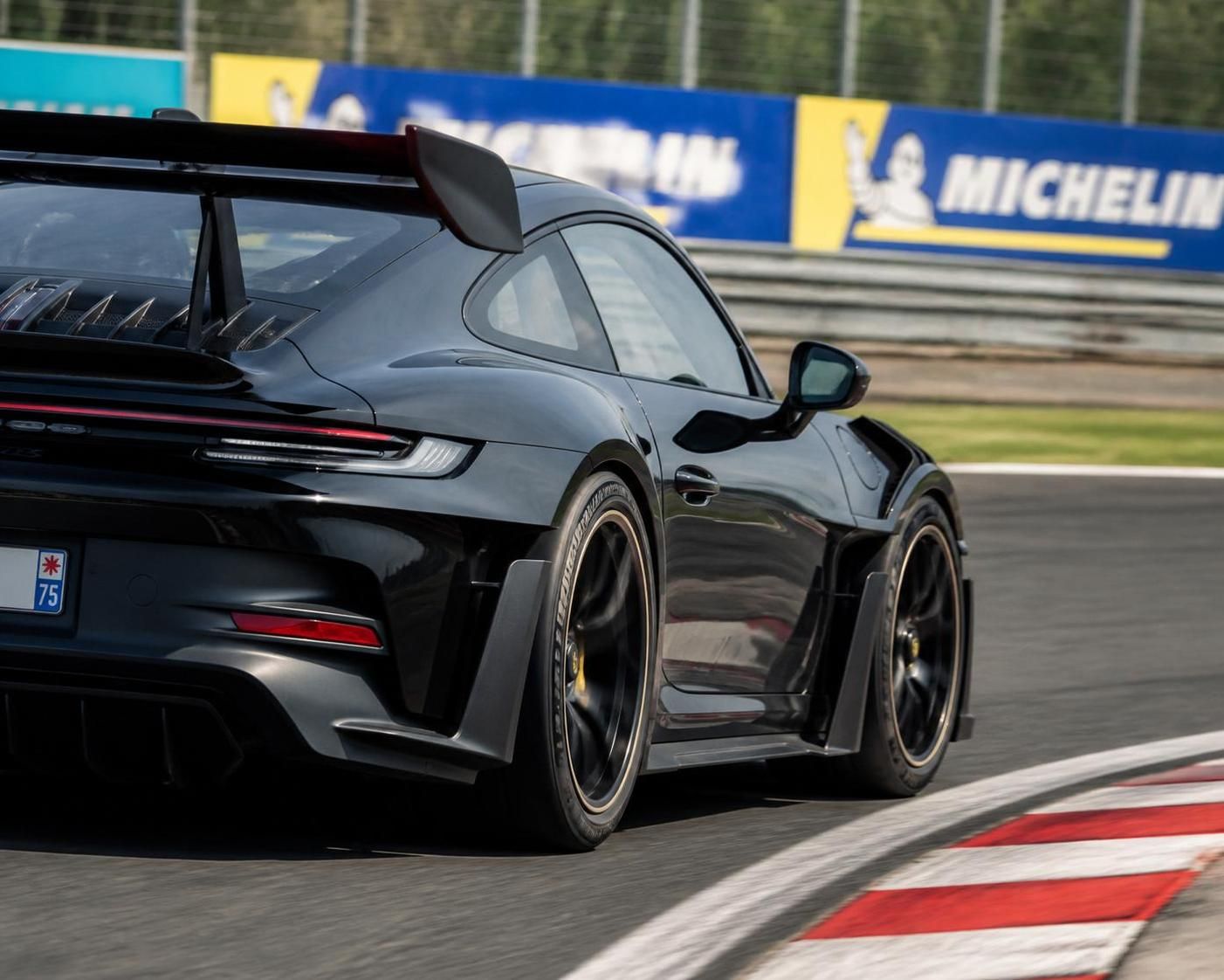 découvrez le michelin pilot sport cup 2, le pneu conçu pour offrir des performances de haut niveau sur circuit, alliant adhérence exceptionnelle et robustesse pour vos sessions de conduite sportive.