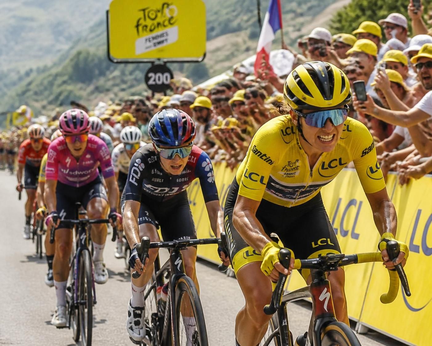 découvrez comment le tour de france femmes marque une étape historique pour l'égalité dans le cyclisme, valorisant la visibilité et la reconnaissance des cyclistes féminines.