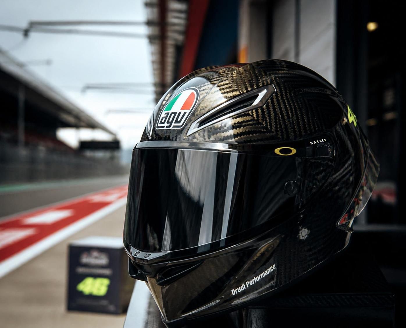 découvrez l'agv pista gp r, le casque de haute performance plébiscité par les champions pour une protection optimale et un confort inégalé sur piste.