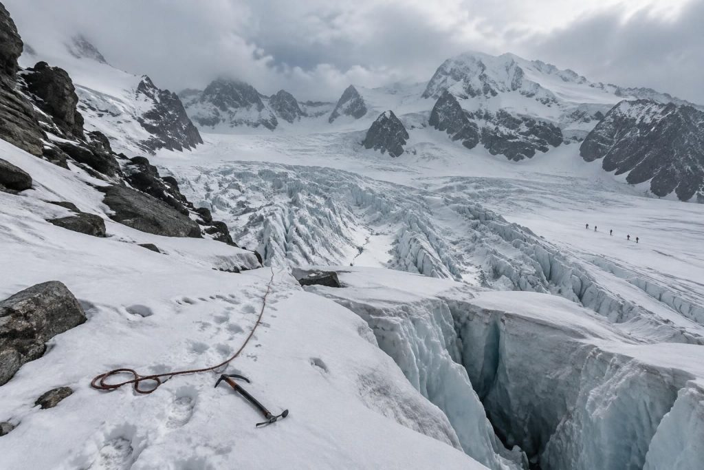 découvrez les circonstances de la chute mortelle sur le glacier blanc et les éléments connus sur cet accident tragique en montagne.