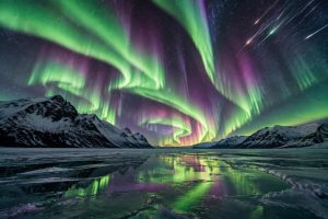 découvrez comment se forment les aurores boréales, pourquoi elles illuminent le ciel et où observer ce phénomène naturel fascinant.